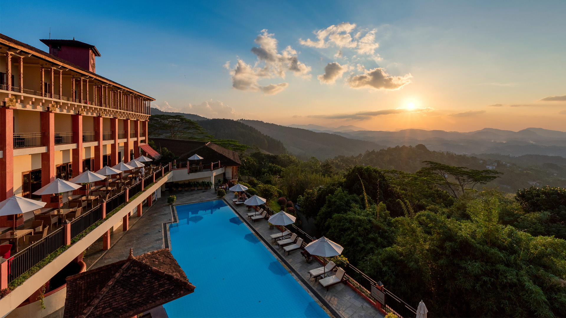 Nyd poolen og se solnedgangen gå ned over bjergene