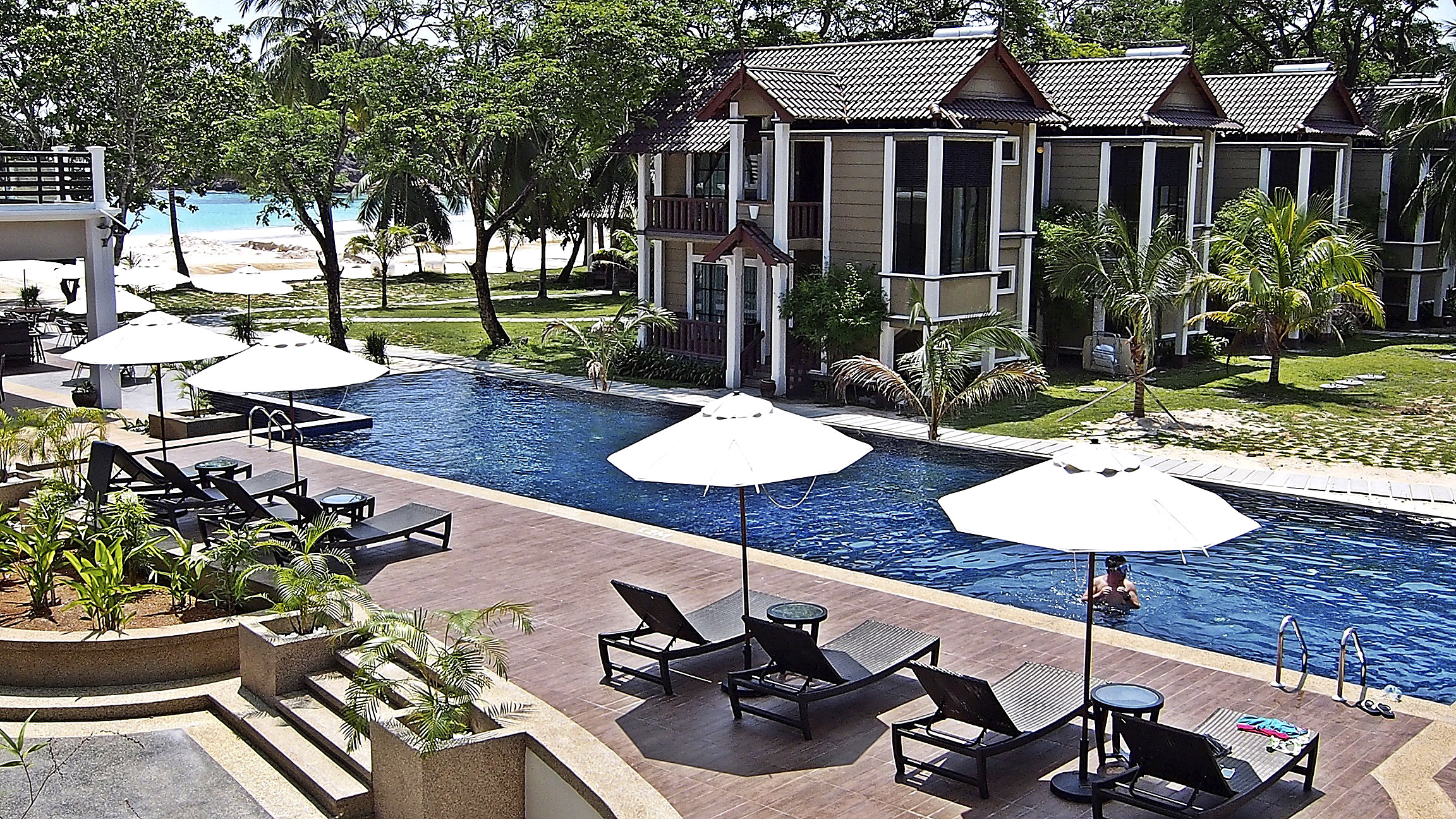 Slap af ved poolen med udsigt til havet i baggrunden