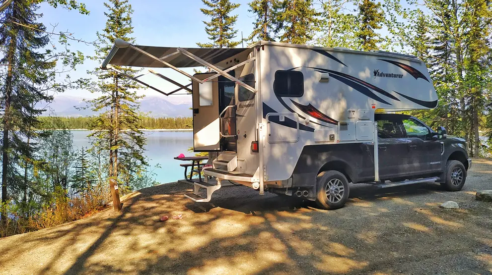 Fraserway Truck Camper parkeret ved smuk sø i Canada