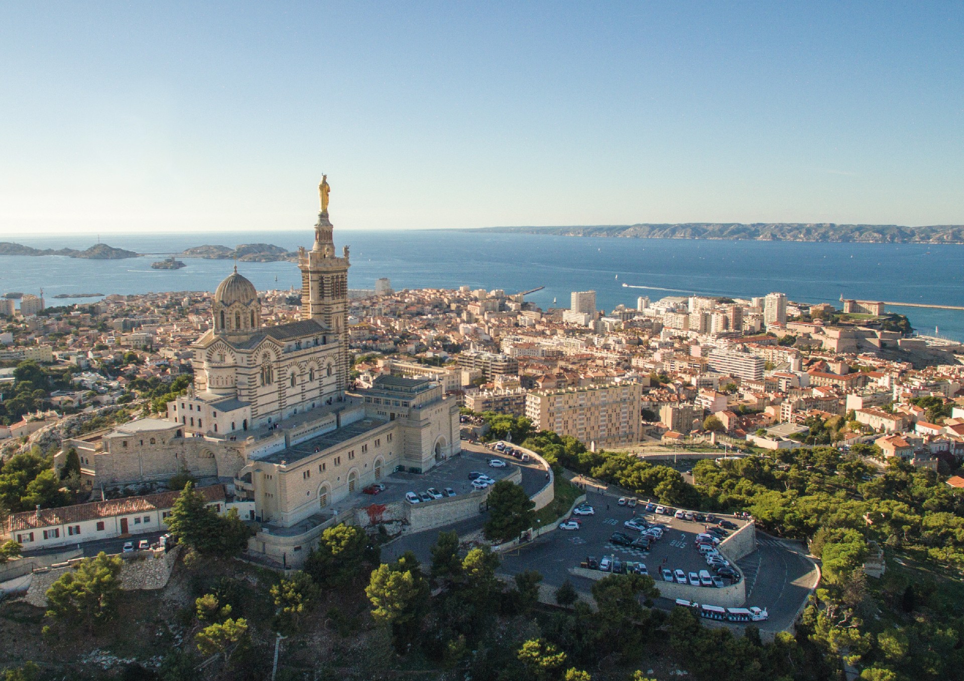 Oplev den bjergtagende udsigt fra den imponerende Basilique de Notre-Dame de la Garde i Marseille