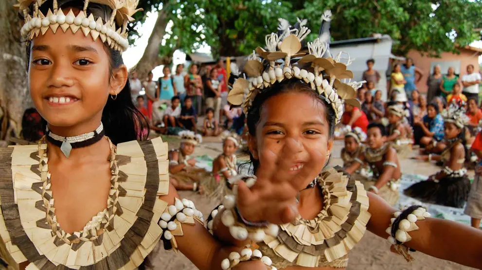 Se de lokale opføre en traditionel dans på din rejse til Fiji.