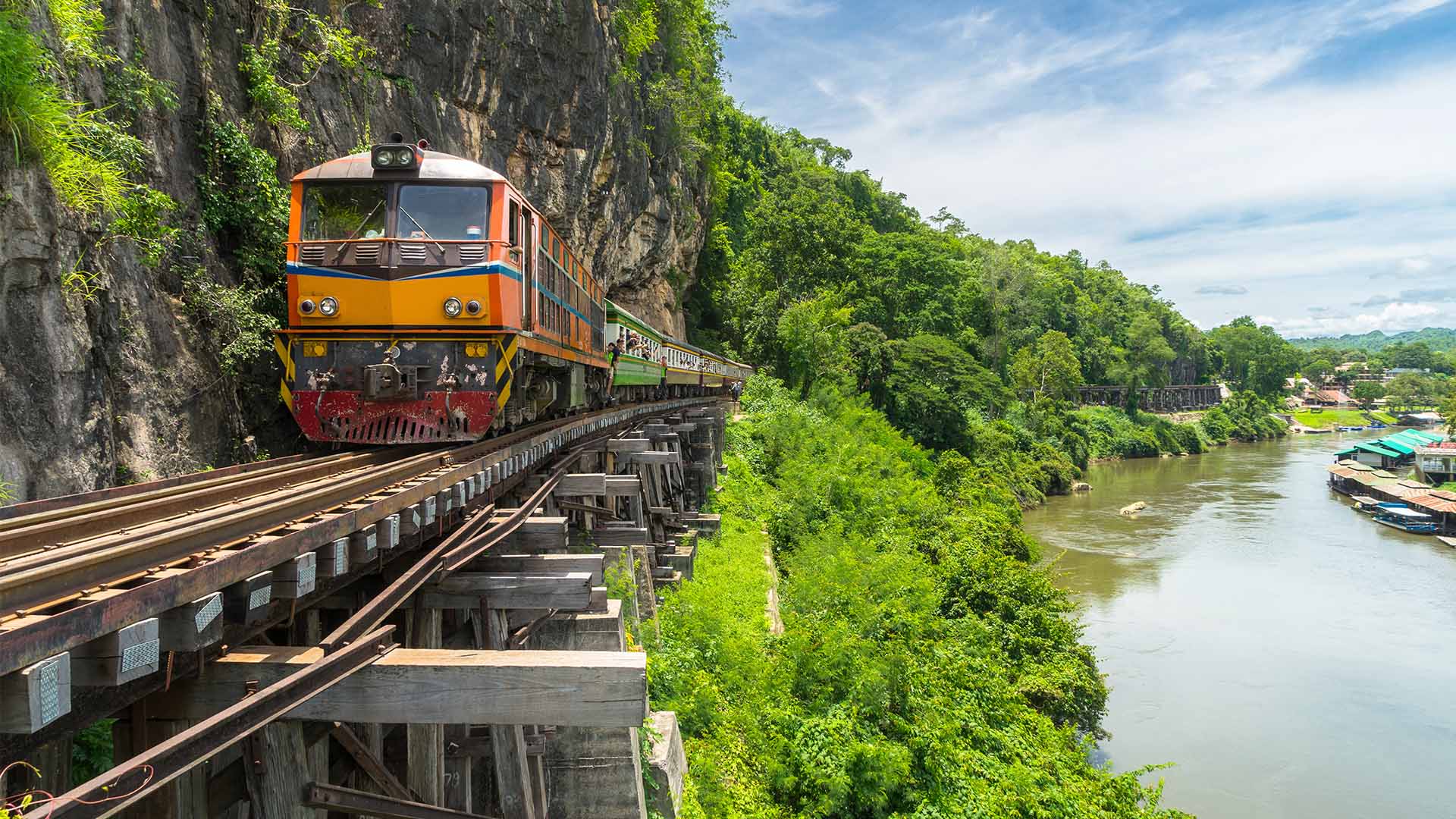 I skal på en kort togtur langs den berygtede jernbane gennem Kwai Noi-kløften og over River Kwai