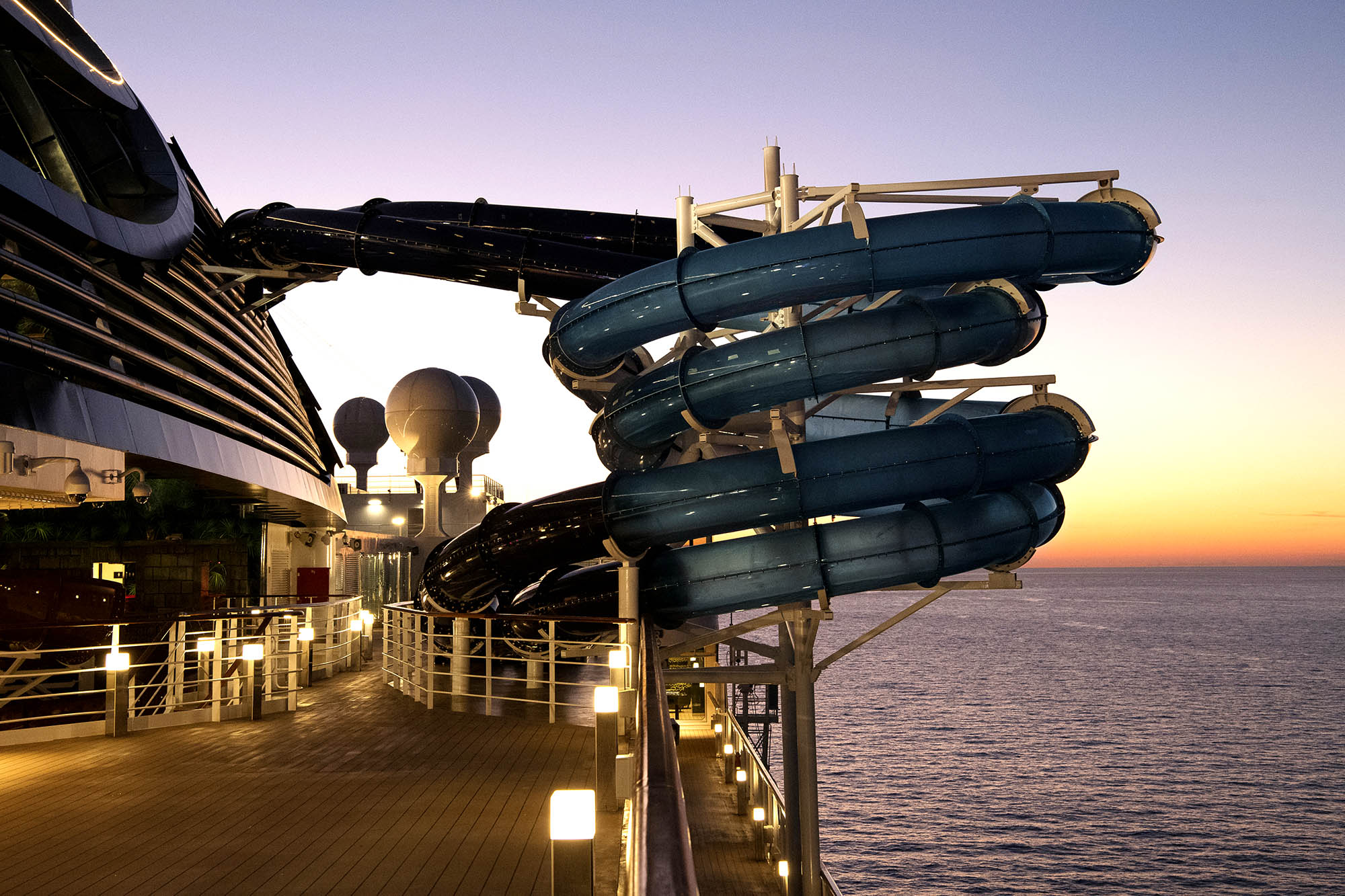 Vandrutsjebane på siden af skibet