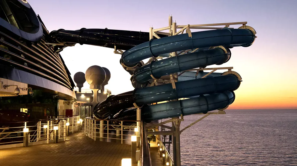 Vandrutsjebane på siden af skibet