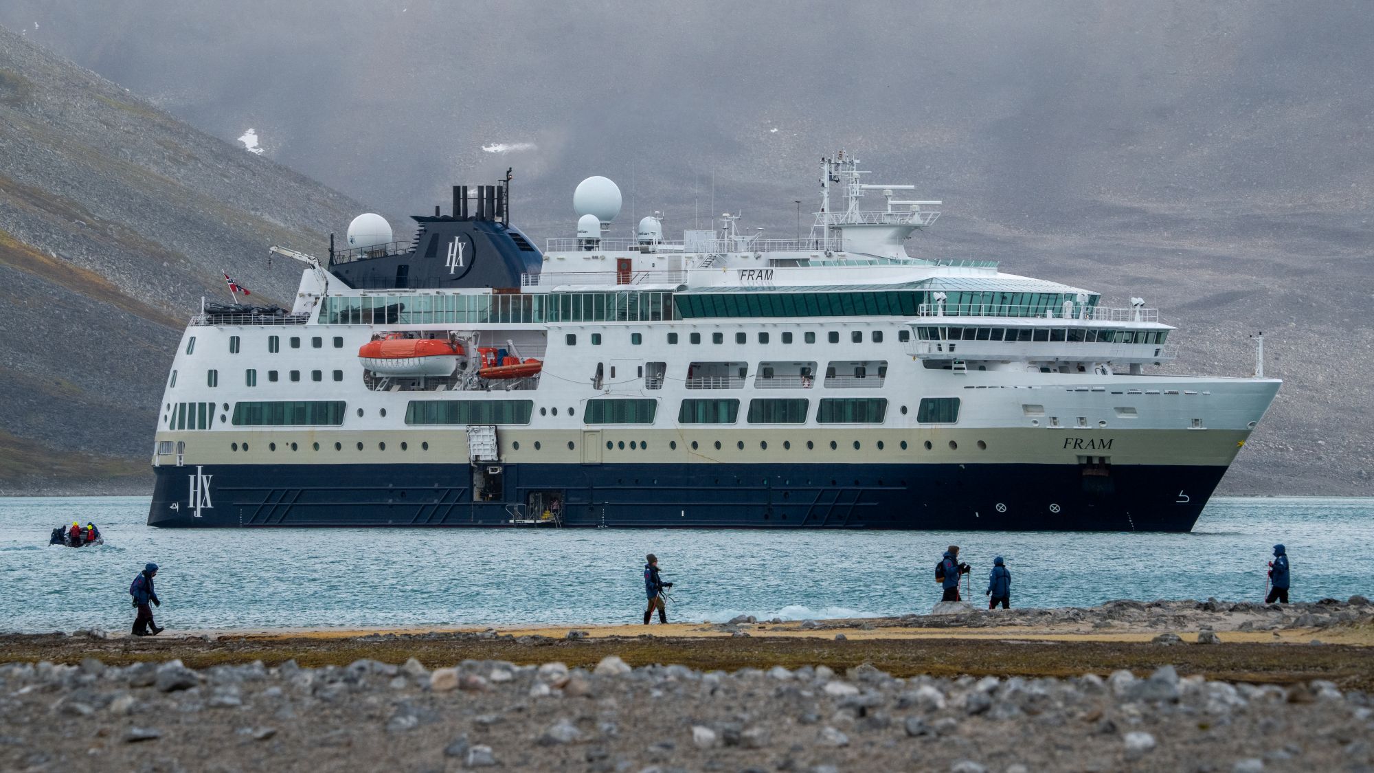Rejsen foregår med MS Spitsbergen eller MS fram | Foto: Yuri Choufour
