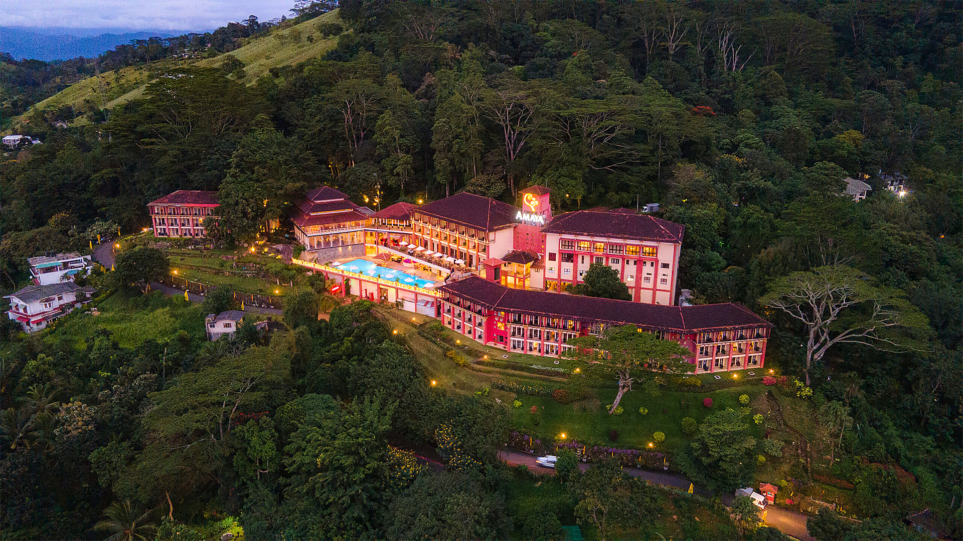 Amaya Hills ligger midt i naturskønne omgivelser i udkanten af Kandy