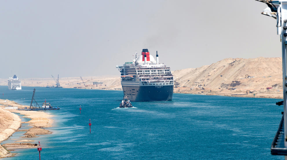 En populær rute er en tur gennem Suezkanalen
