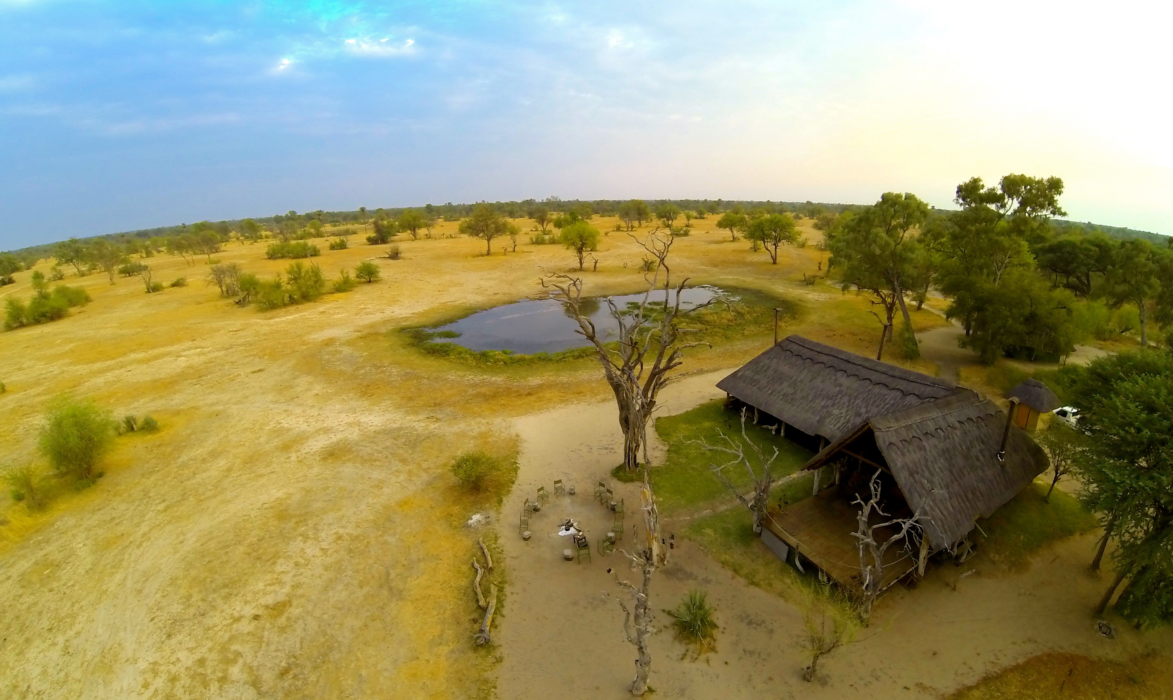 Lodgen er placeret lige ved vandhul. Foto: Imvelo Safari Lodge - Bomani Tented Lodge