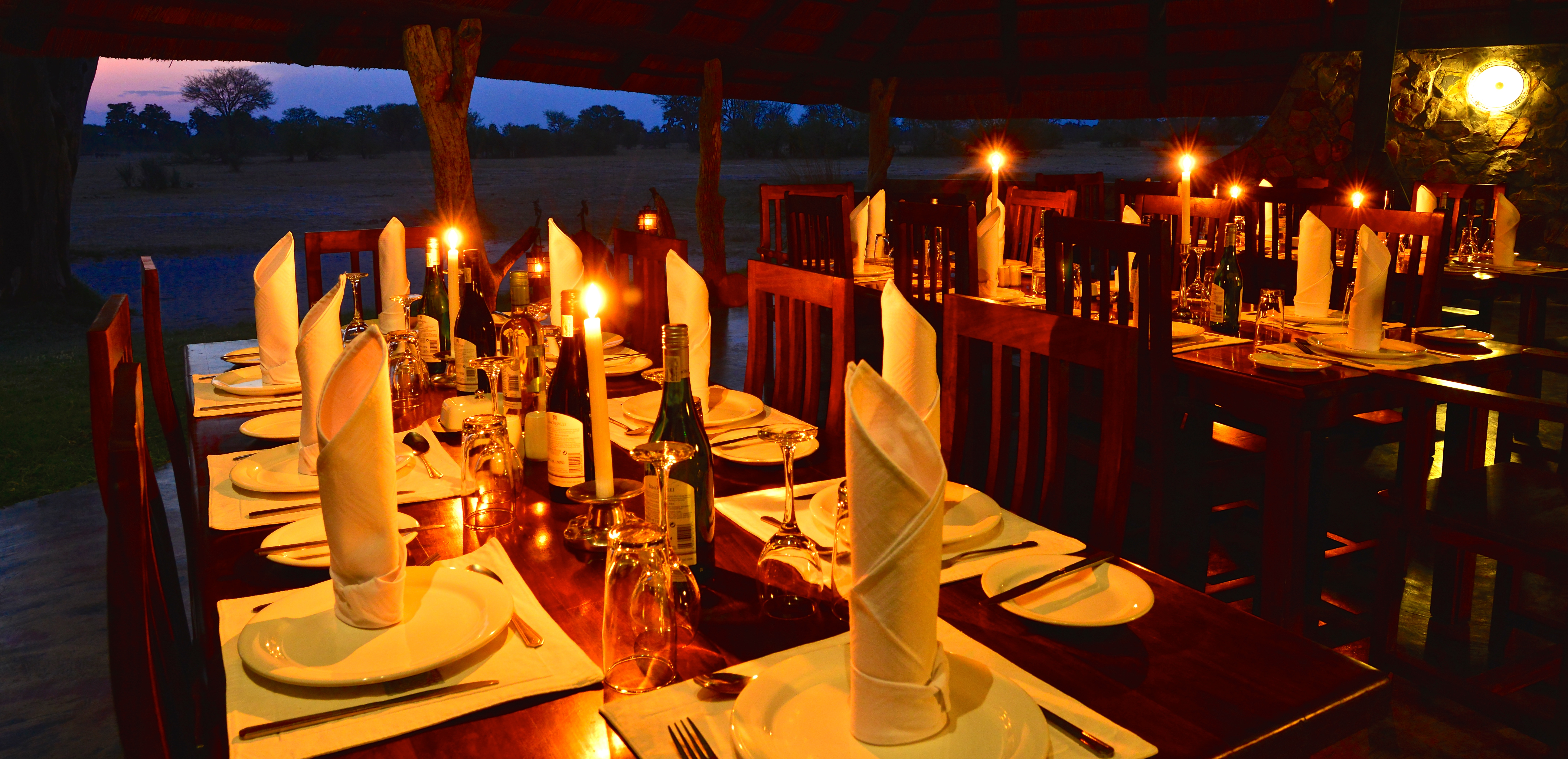 Spiseområdet i hovedbygningen. Foto: Imvelo Safari Lodge - Bomani Tented Lodge