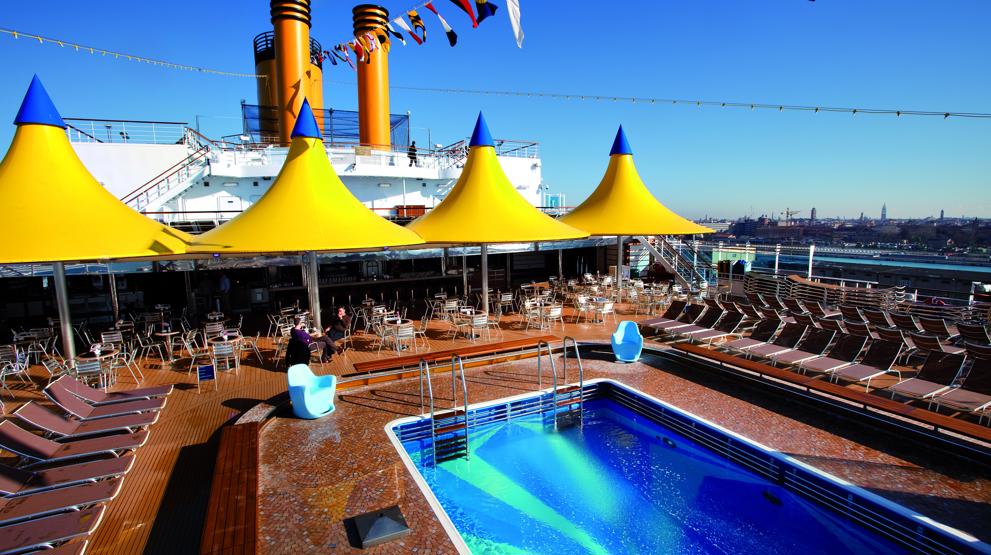 Udendørspool på Costa Deliziosa - Cruise med Costa
