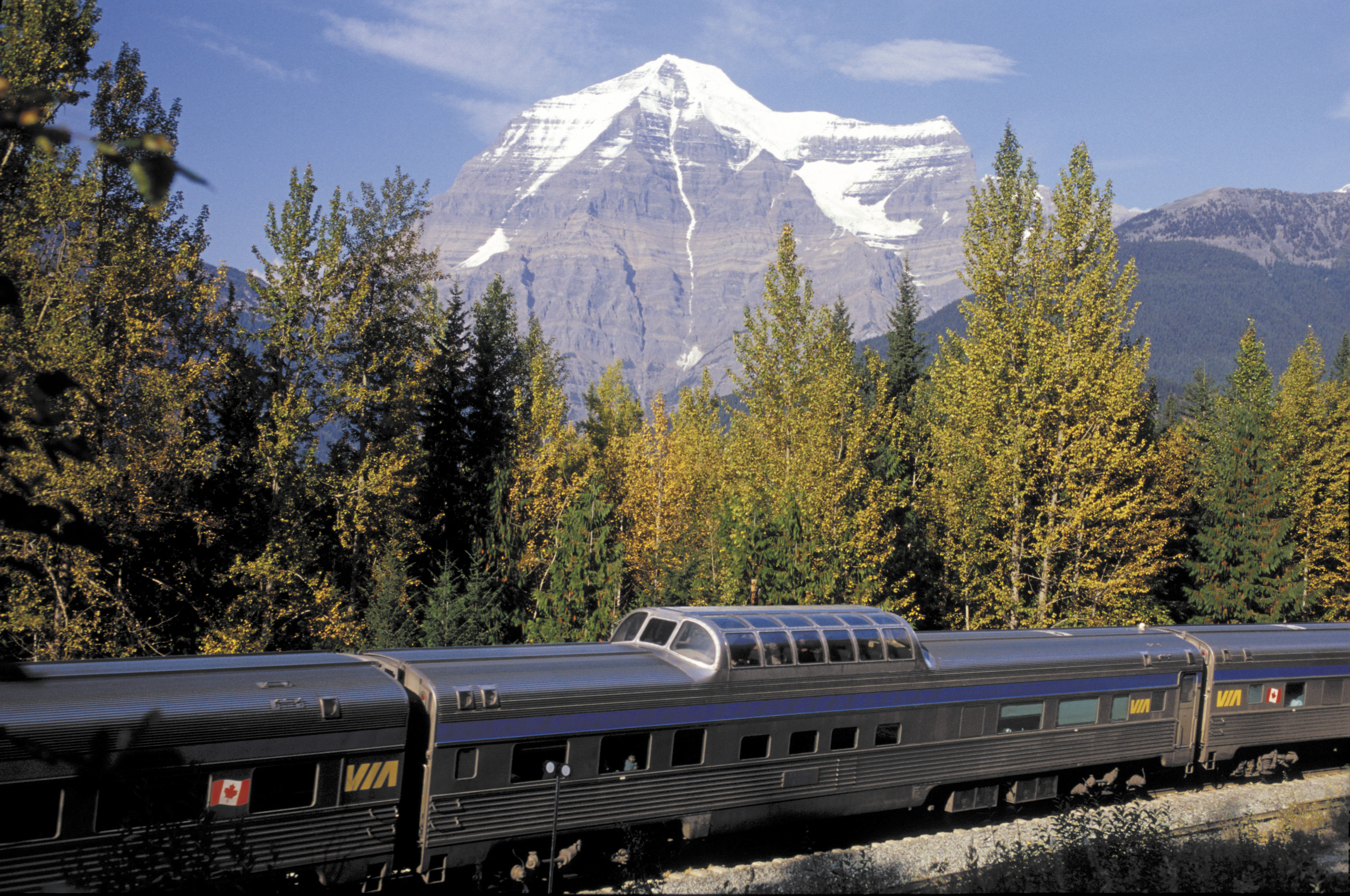 VIA Rail-toget The Canadian på tur gennem Rocky Mountains. Mount Robson i baggrunden
