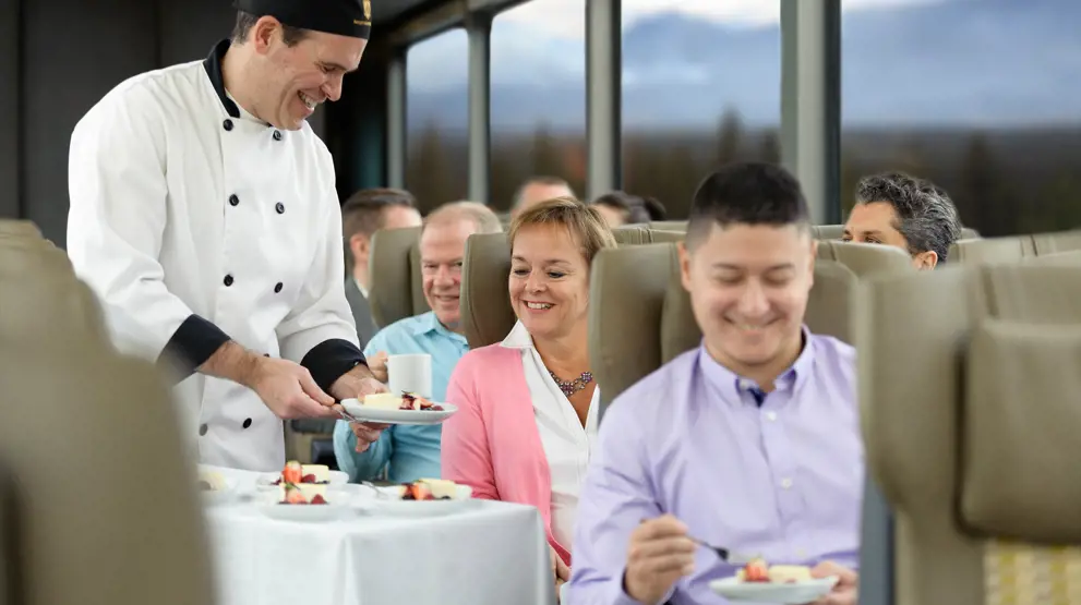 Servering ombord i Silver Leaf-vogn. Foto: Rocky Mountaineer