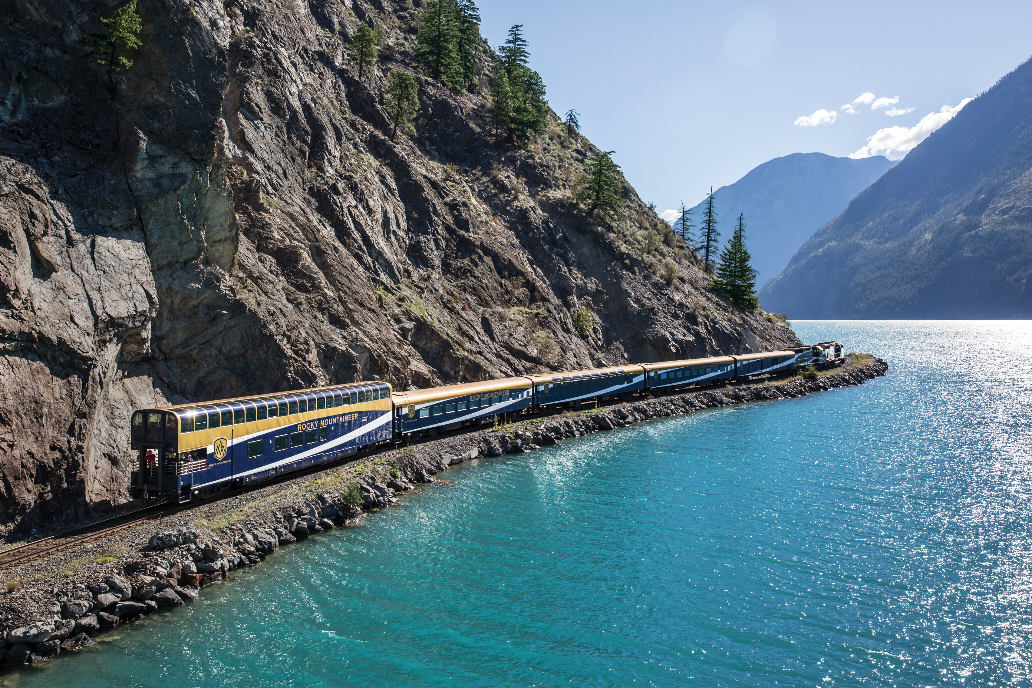 Rocky Mountaineer kører langs glimtende Seton Lake på ruten The Rainforest to Gold Rush. Foto: Rocky Mountaineer