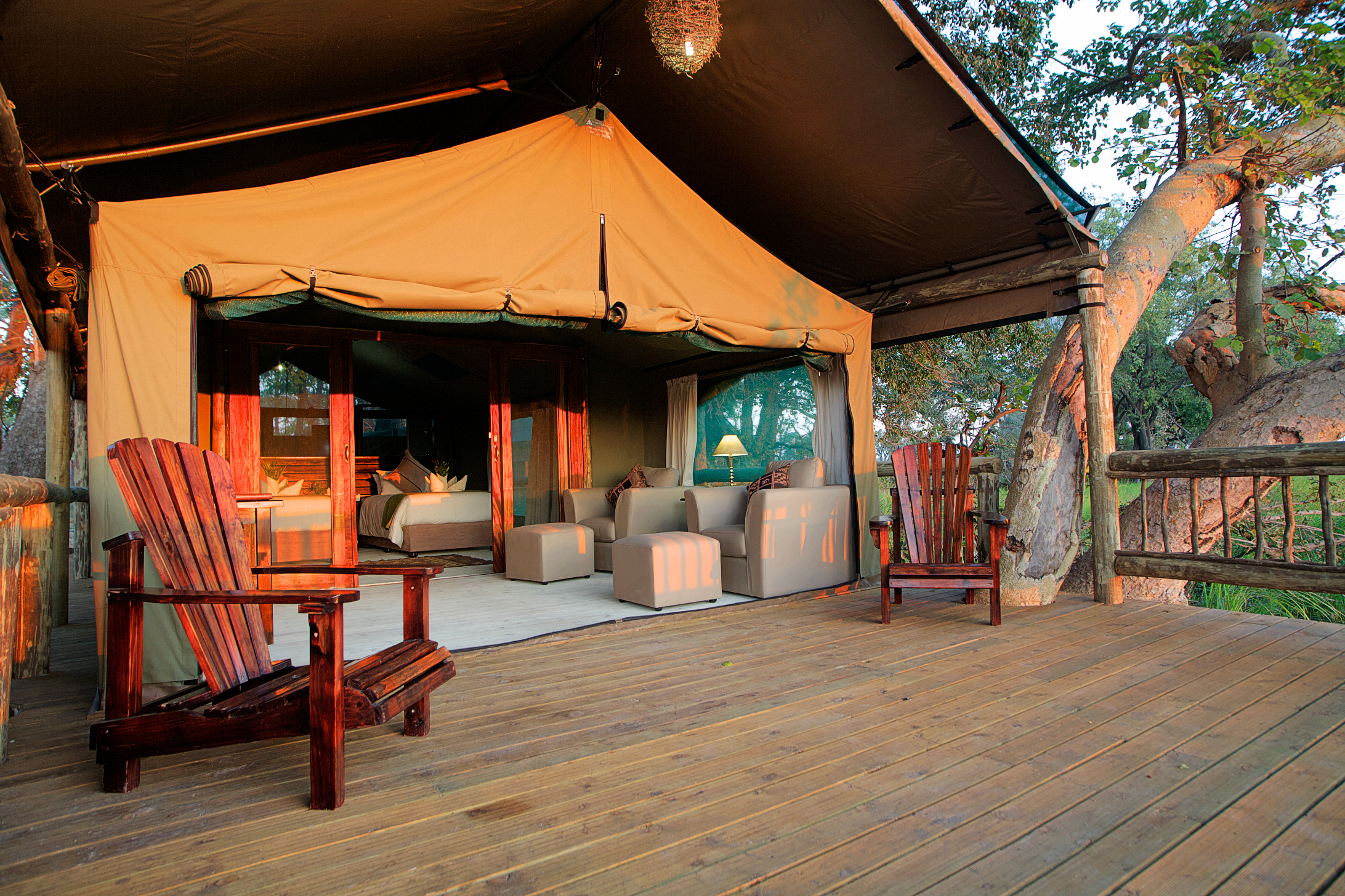 Et af teltene set udefra - Gunn's Camp