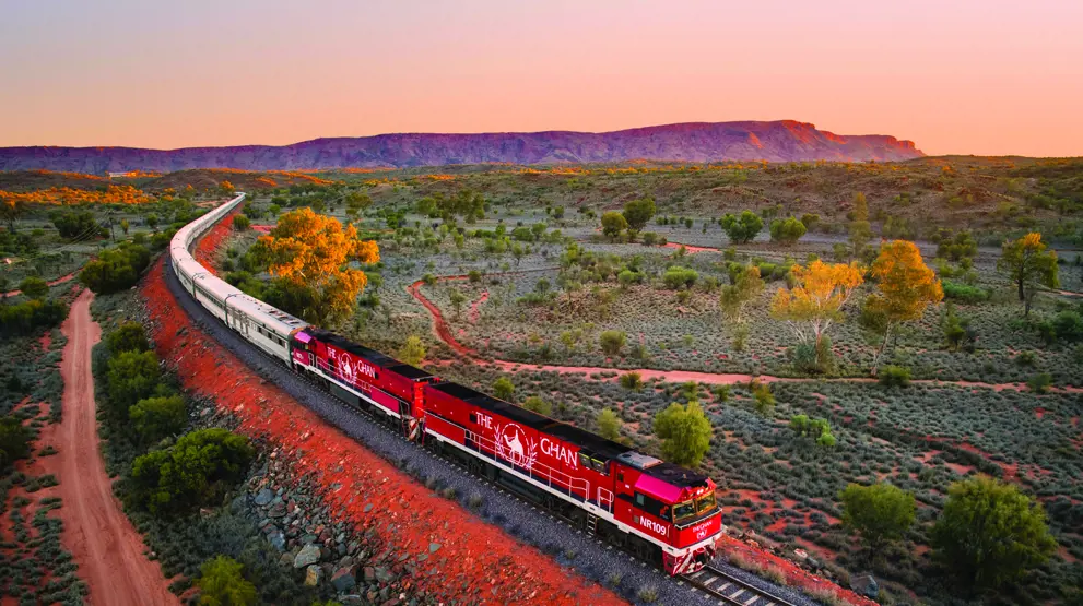The Ghan på vej nordover ved MacDonnell Ranges. Foto: Great Southern Railroad