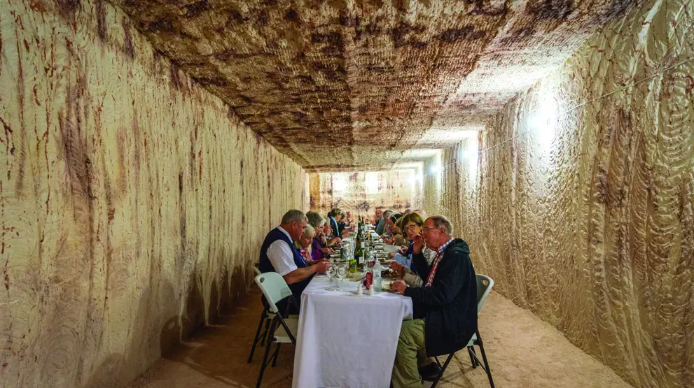 Nyd et bedre måltid i de underjordiske rum i Coober Pedy. Foto: Great Southern Railroad