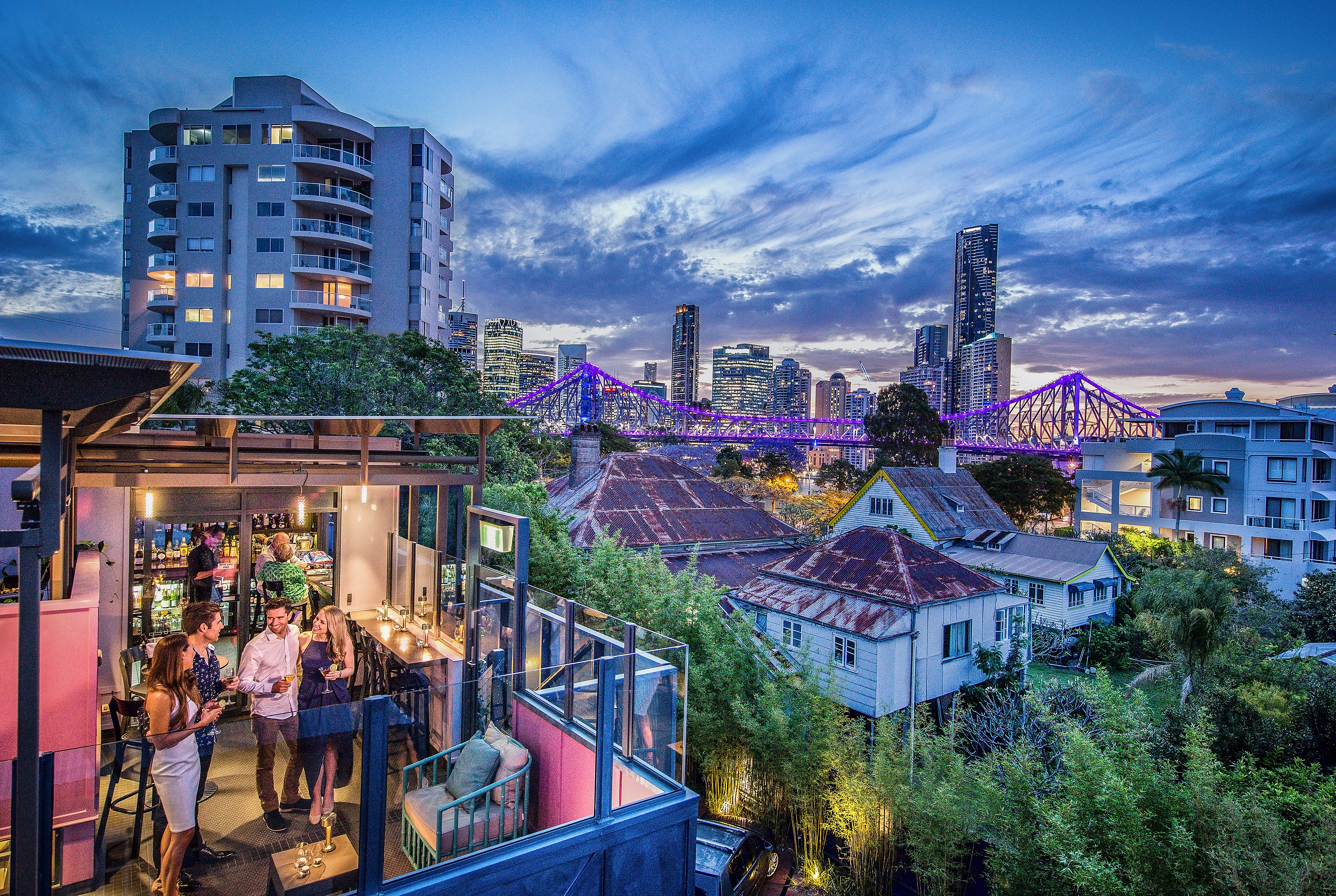Spicers Balfour Hotel, rooftop bar med udsigt til Story Bridge og Brisbane skyline