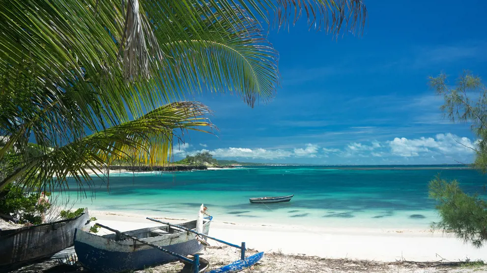 Madagaskar-rejser byder på smuk strandkyst ud til Det Indiske Ocean.