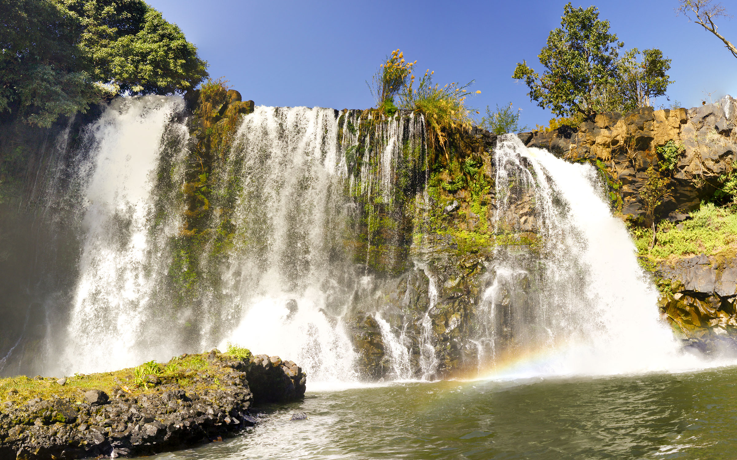 Majestætisk vandfald i frodigt bjerglandskab på Madagaskar.