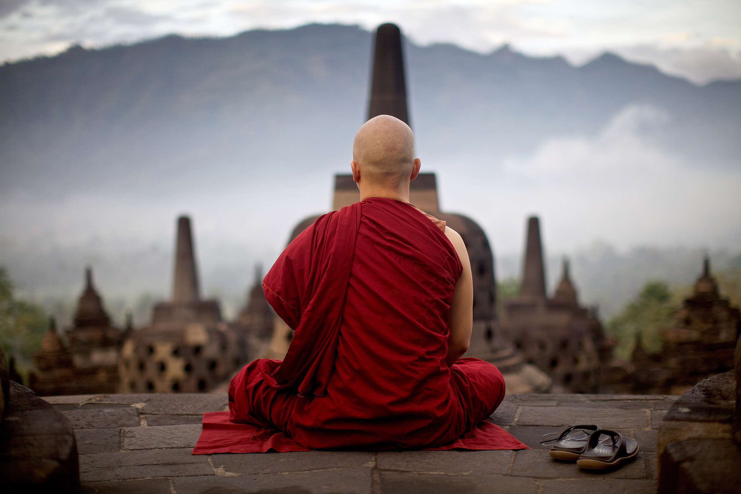 Медитации храмов. Будда монах. Буддистский монах Тибет. Тибетский монах медитирует. Будда Шаолинь.
