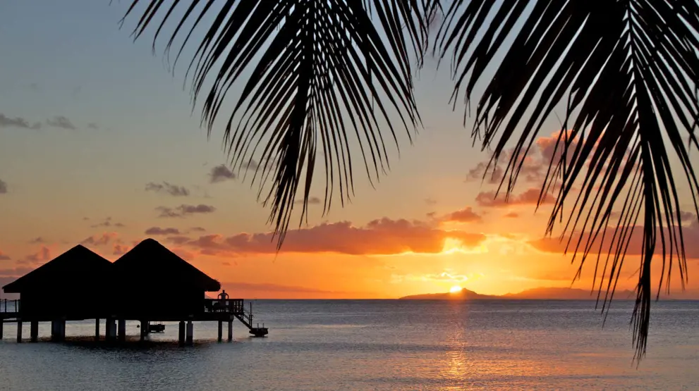 Oplev de magiske solnedgange på rejser til Bora Bora.