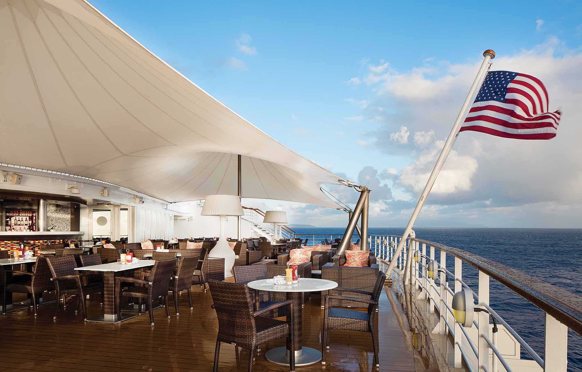Aloha Lanai Bar ombord på Norwegian Pride of America