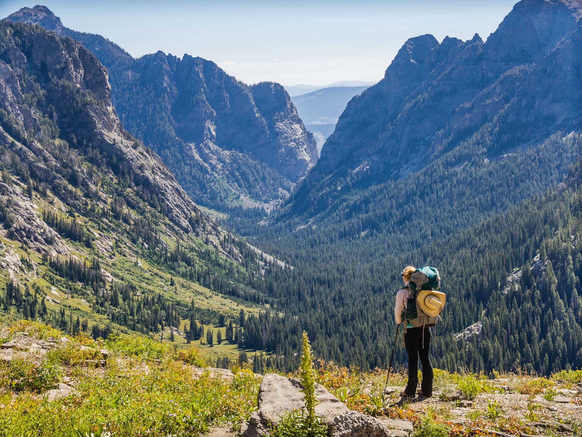 usa-wyoming-grand-teton-national-park-hiker-shutterstock-423784279