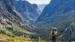En vandrer betragter udsigten i Grand Teton National Park