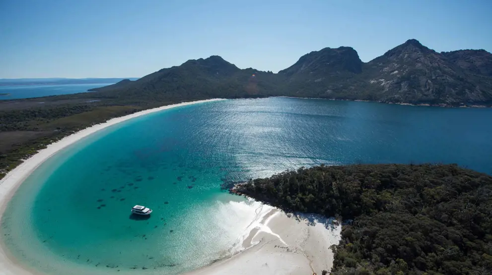 Wineglass Bay i Freycinet National Park. Foto: Tourism Tasmania & Supplied Courtesy of Wineglass Bay Cruises