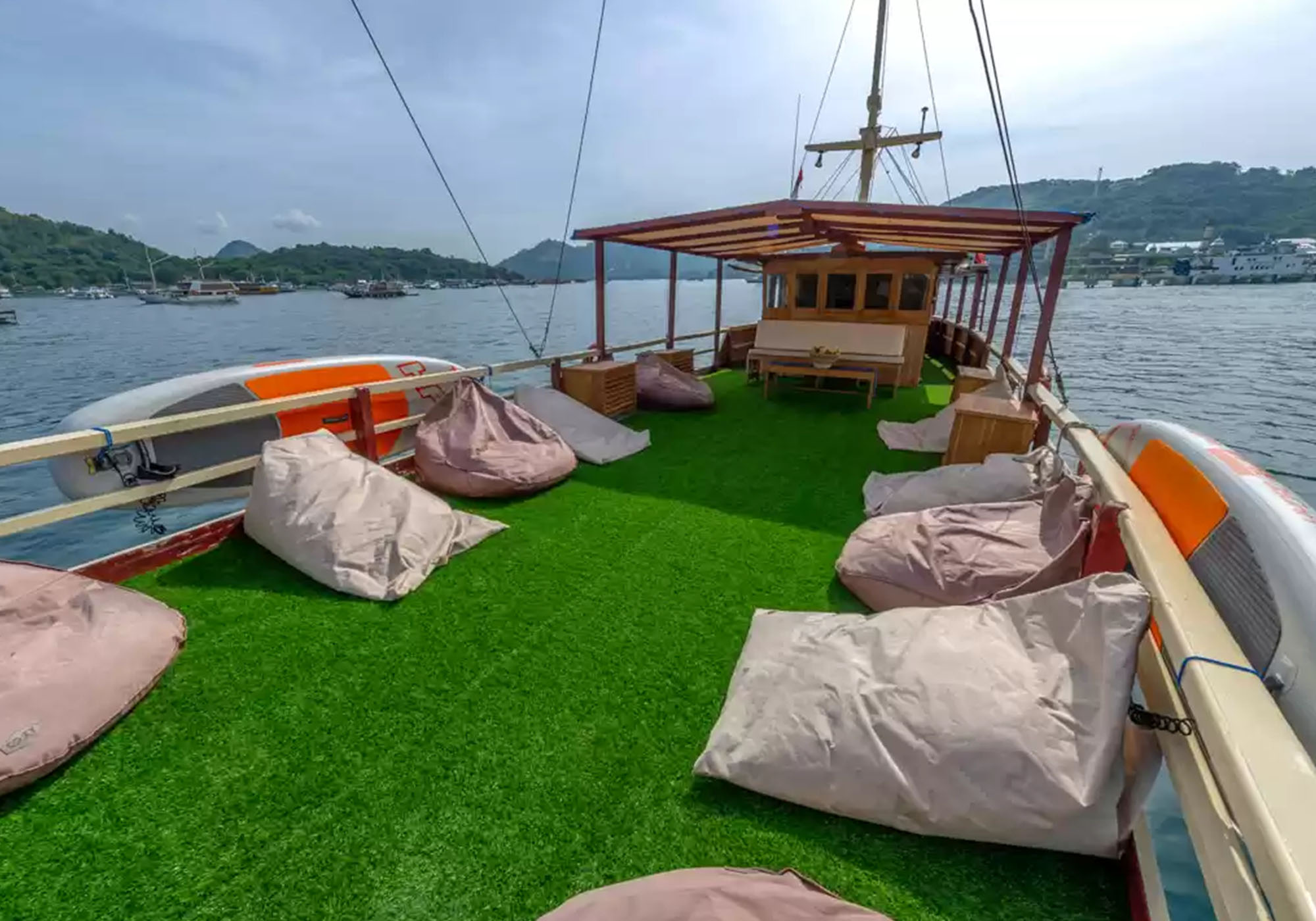 Nyd skibenes soldæk | Komodo Island Boats