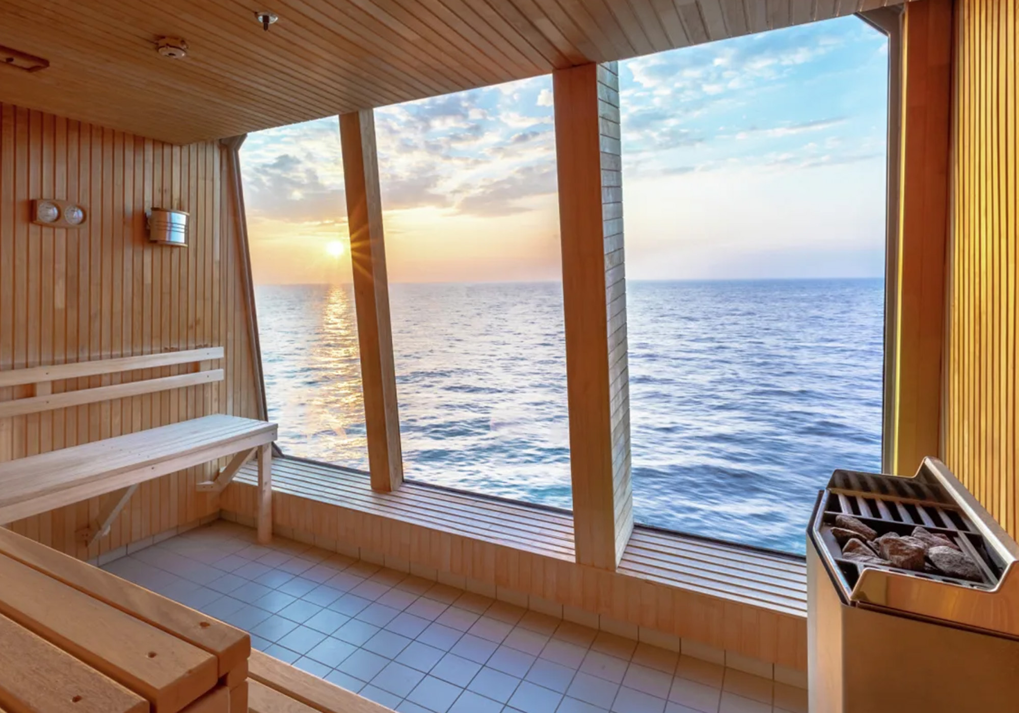 Nyd omgivelserne fra det komfortable krydstogtskib, f.eks. med sauna | Foto: Hurtigruten