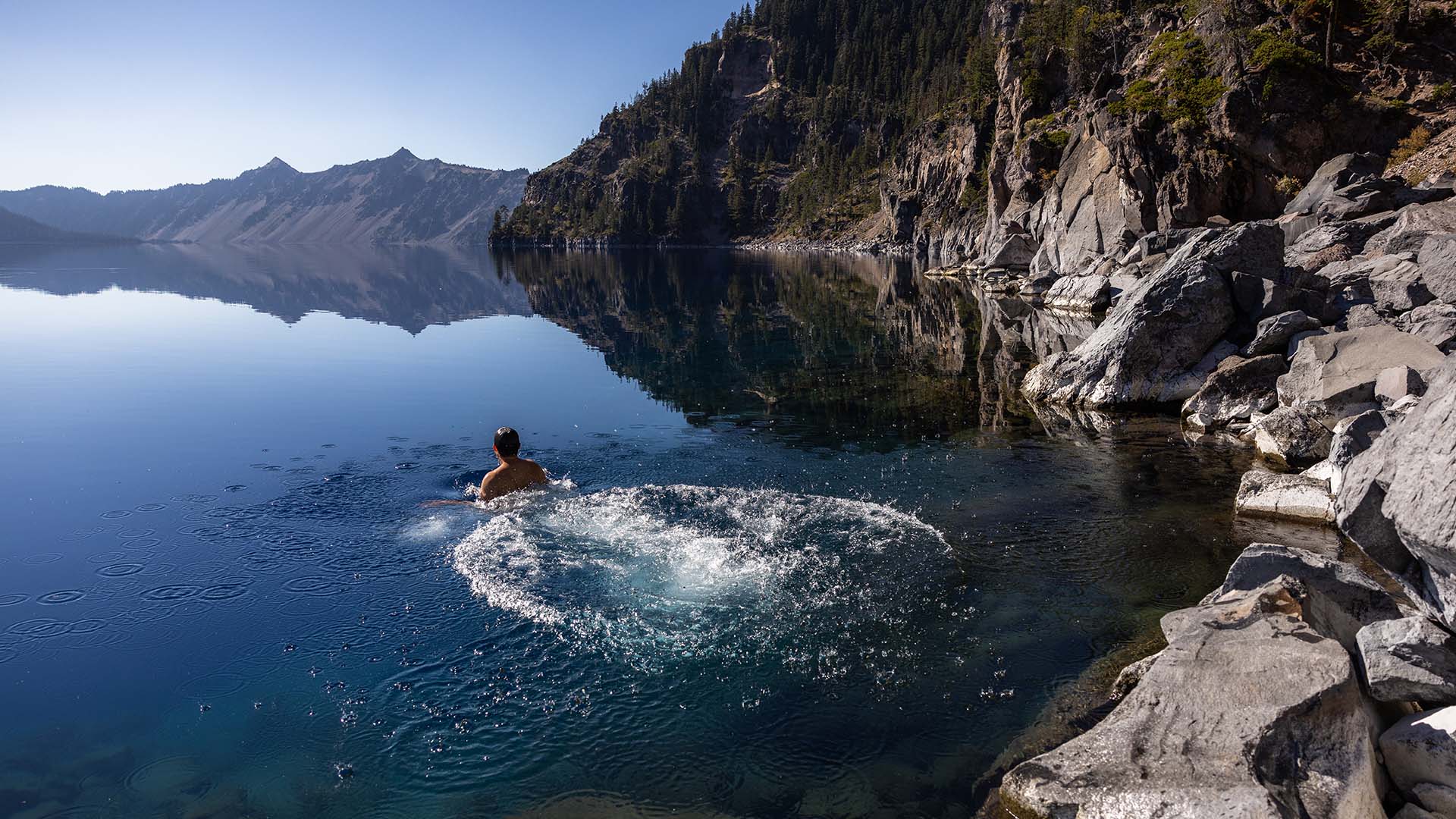 En forfriskende dukkert i USA's dybeste sø, Crater Lake, i Oregon
