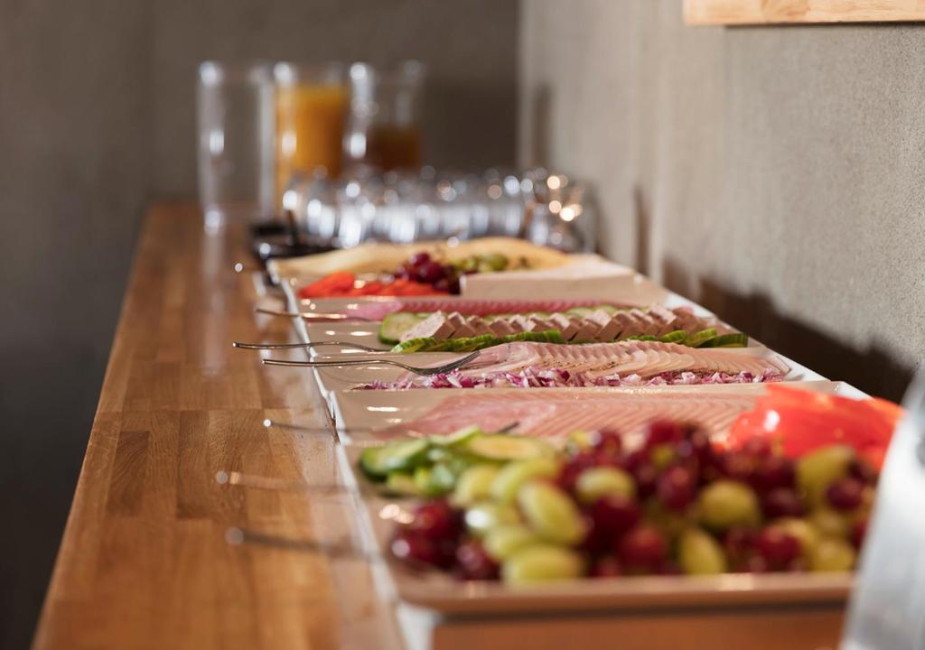 Buffet, 62N Hotel