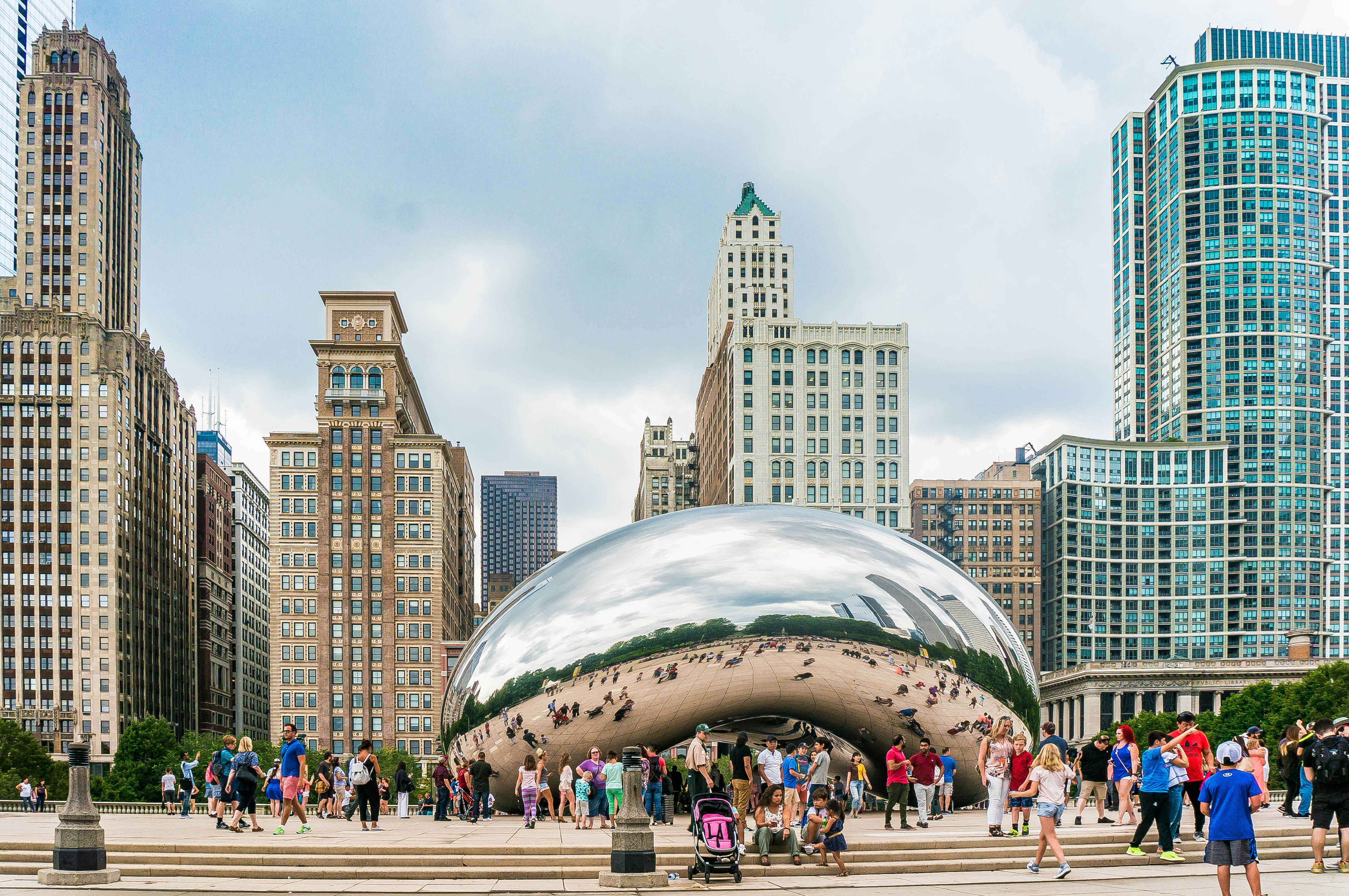 Se dig selv og byens skyline spejlet i den ikoniske skulptur Cloud Gate i Chicago.