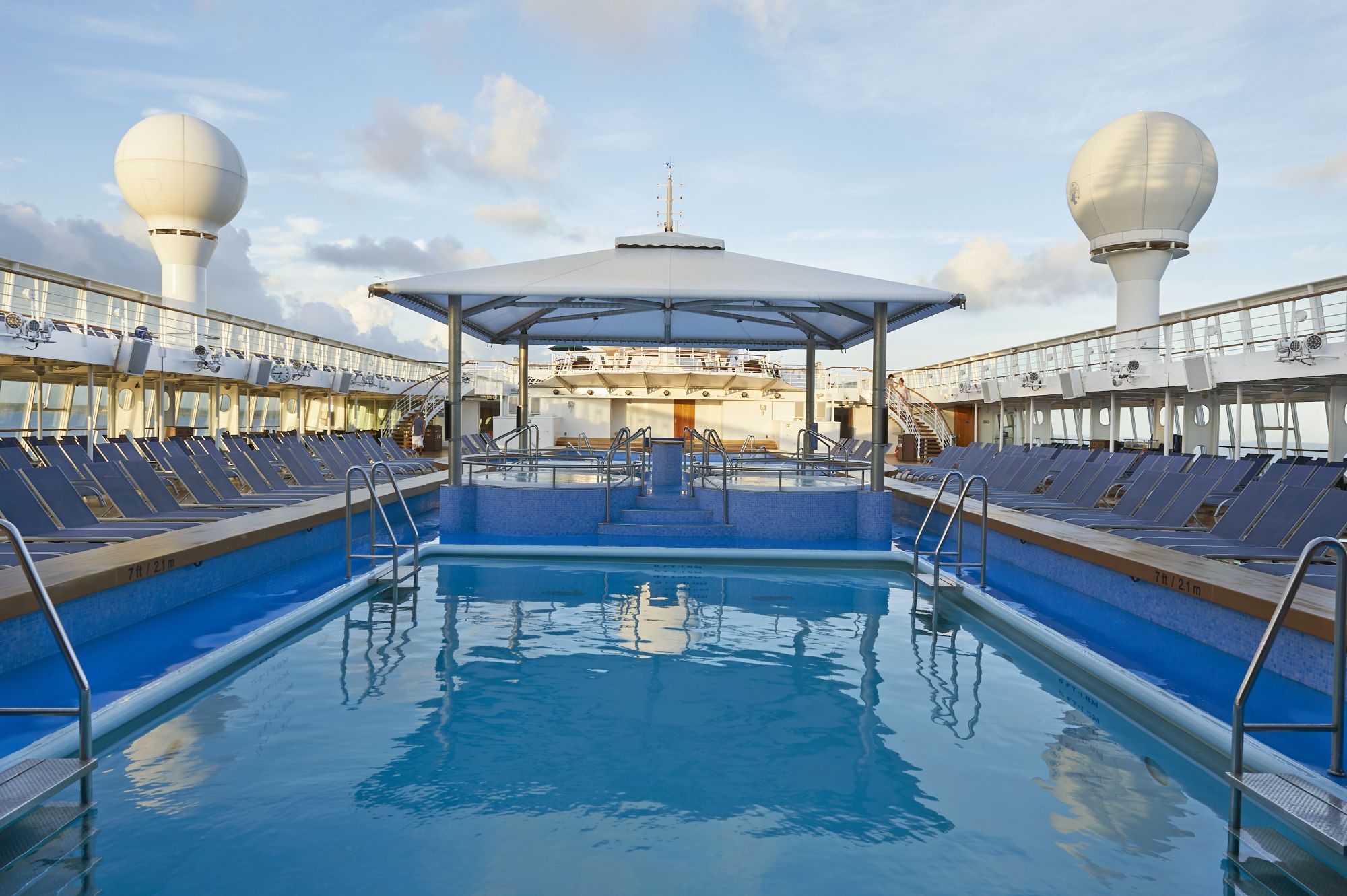 Pooldækket på Norwegian Sun tilbyder en afslappet og solrig atmosfære