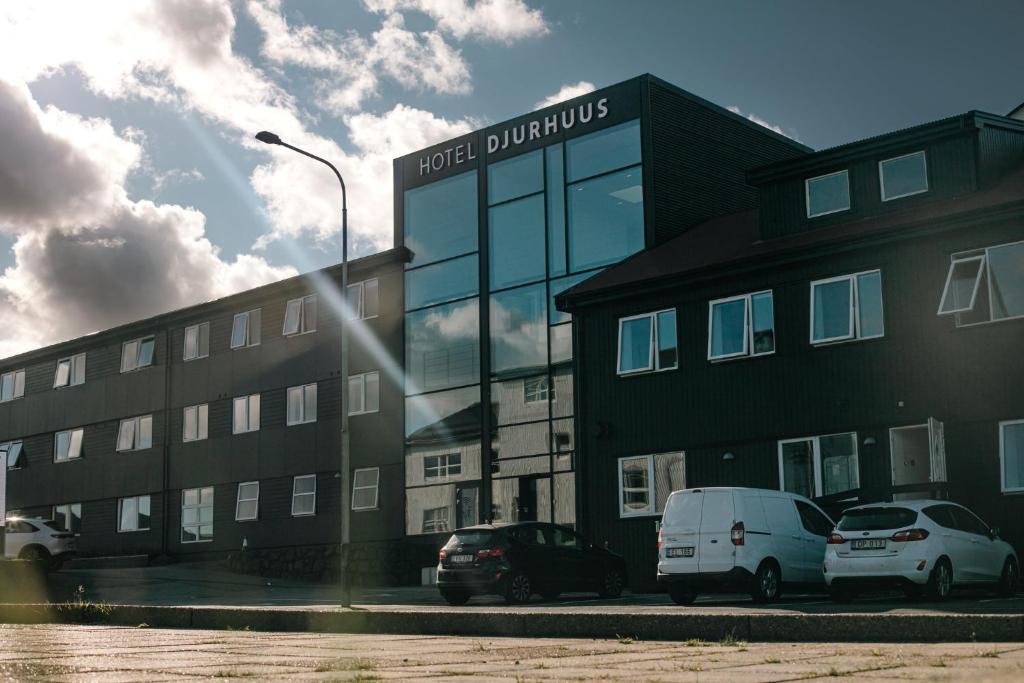 Foran hotellet, Hotel Djurhuus