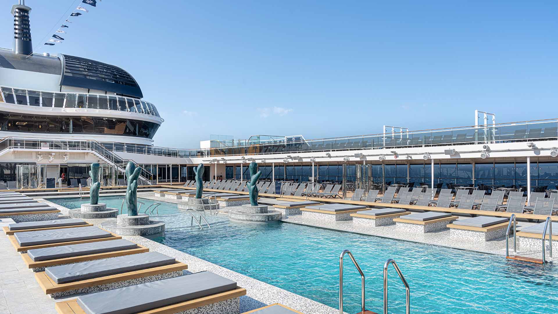 Soldækket på MSC Euribia med masser af plads til afslapning