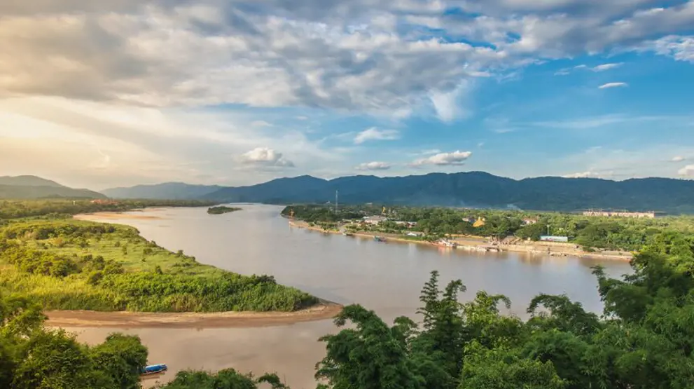Sejl på Mekong-floden hvor den gyldne trekant og landegrænser fra de tre lande mødes.