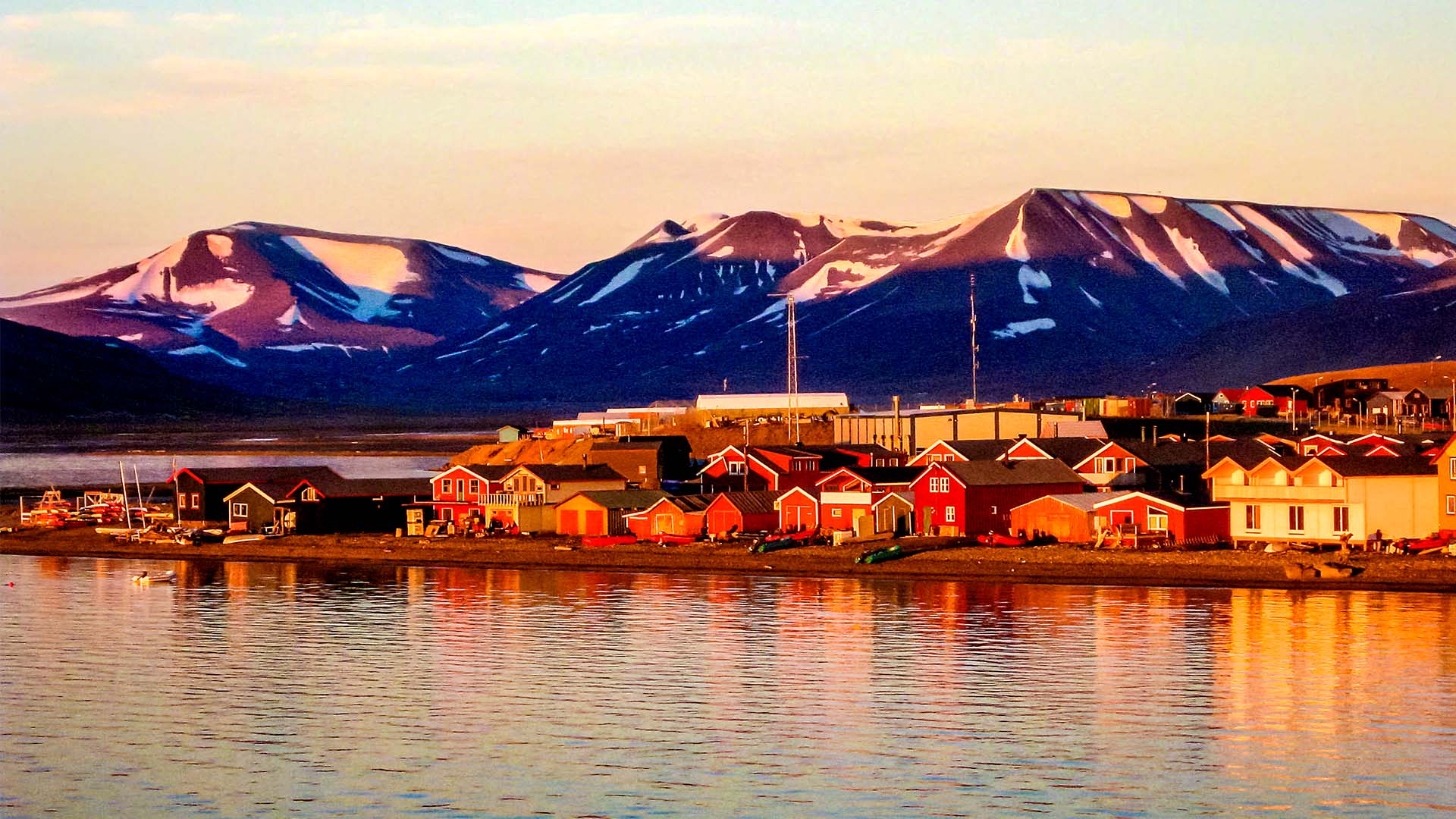 Besøg Longyearbyen på øen Spitsbergen