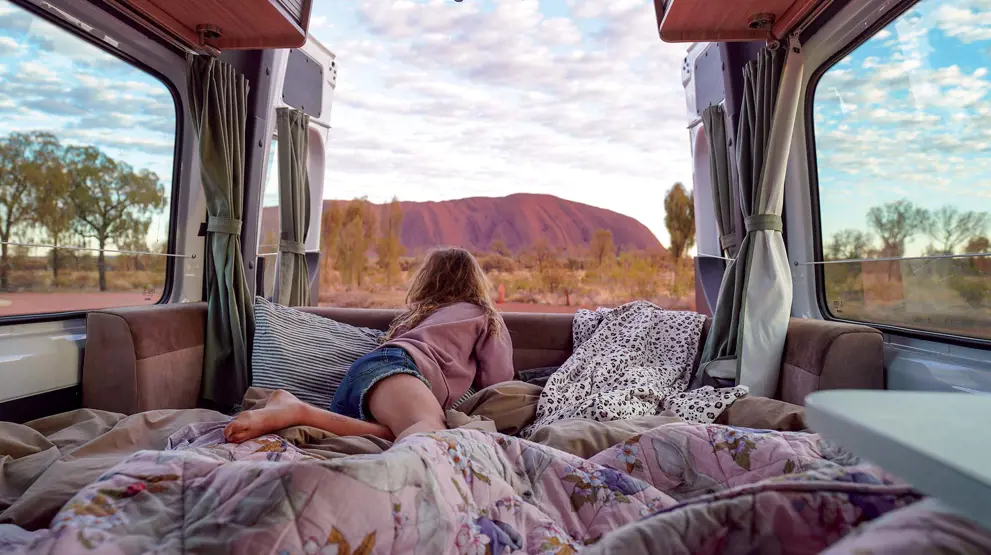Maui autocamper ved Ayers Rock i Northern Territory i Australien