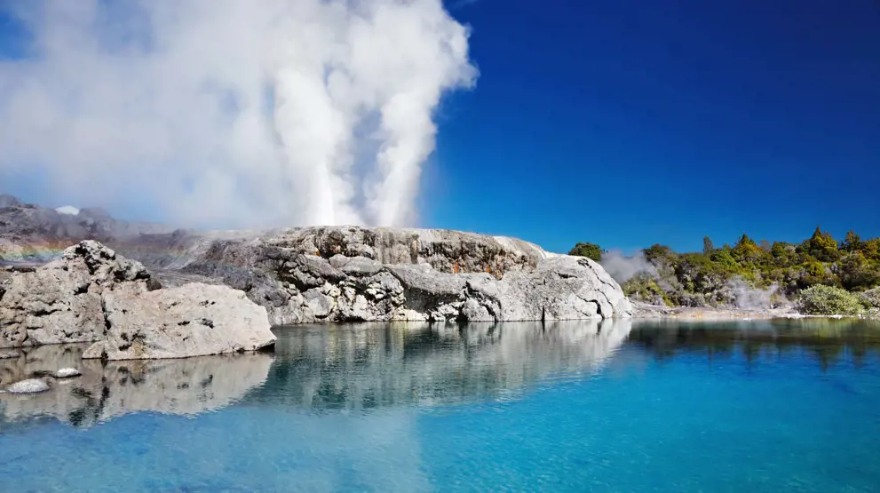 Oplev de enorme Pohutu-gejsere i Rotorua.