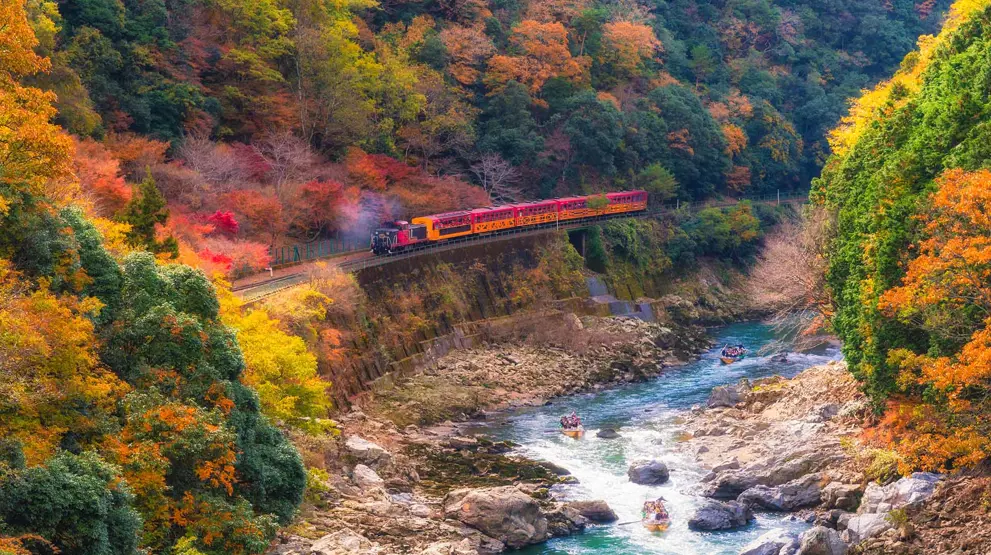 Kør en tur med Sagano Scenic Railway for at opleve den smukke natur uden for Kyoto