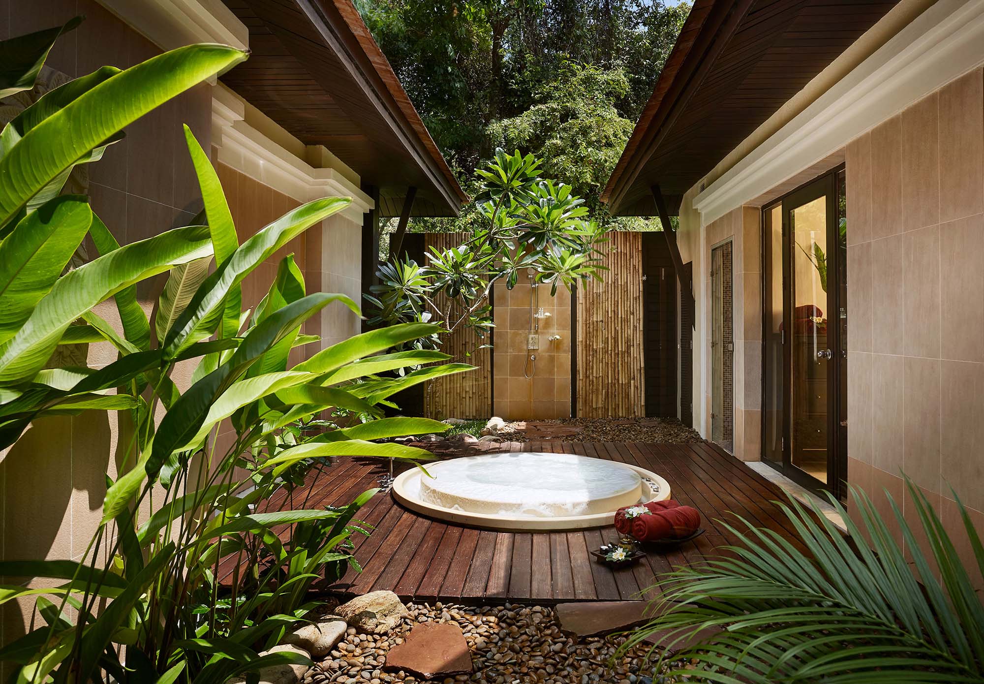 Rejser til Sydthailand byder på mange oplevelser, slap af med beroligende spa.