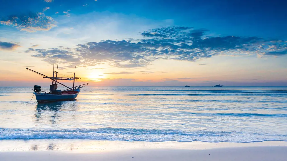 Hua Hin byder på en kombination af strandliv, paladser og byliv.