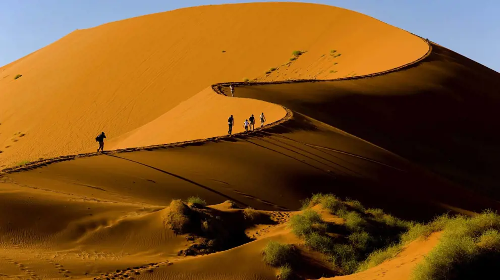 Gå op til toppen af en sanddyne