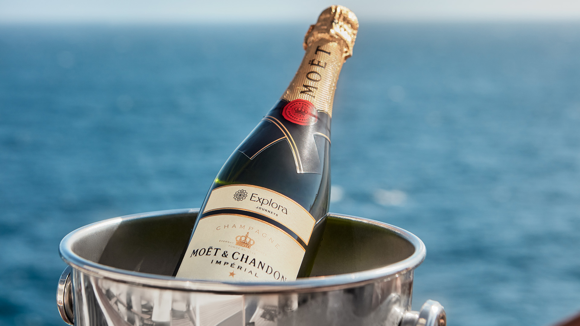 Ved ankomst kan I nyde en afkølet flaske champagne ventende på værelset