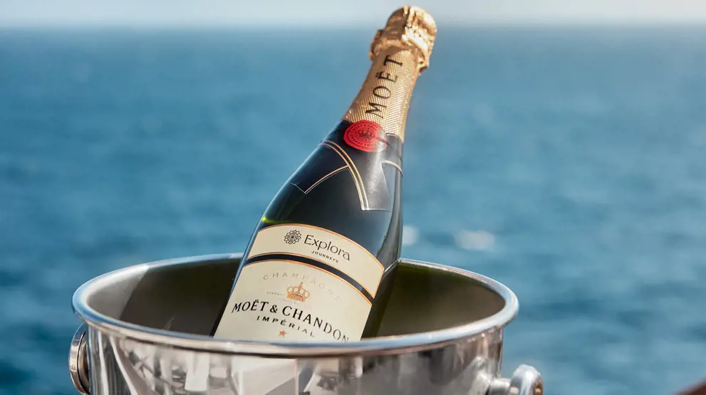 Ved ankomst kan I nyde en afkølet flaske champagne ventende på værelset