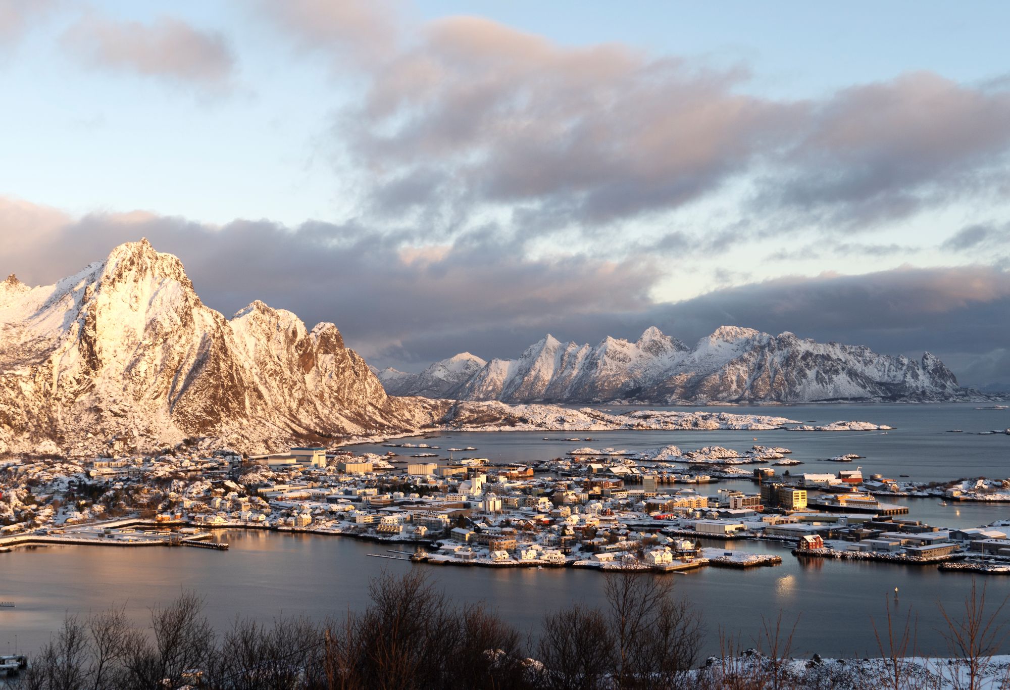 Vinterstemning i Svolvær, omgivet af Lofotens stejle, snedækkede fjelde | Foto: Christine Baglo/Hurtigruten