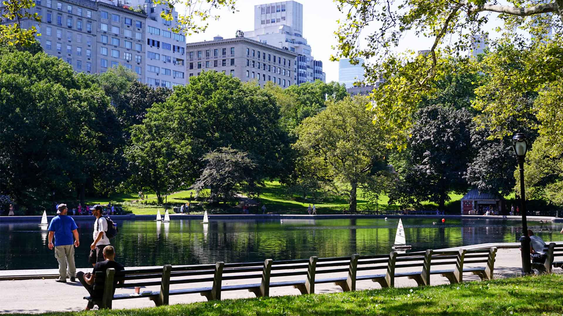 Tag en hotdog eller en kaffe med i Central Park, og observer livet i den berømte park