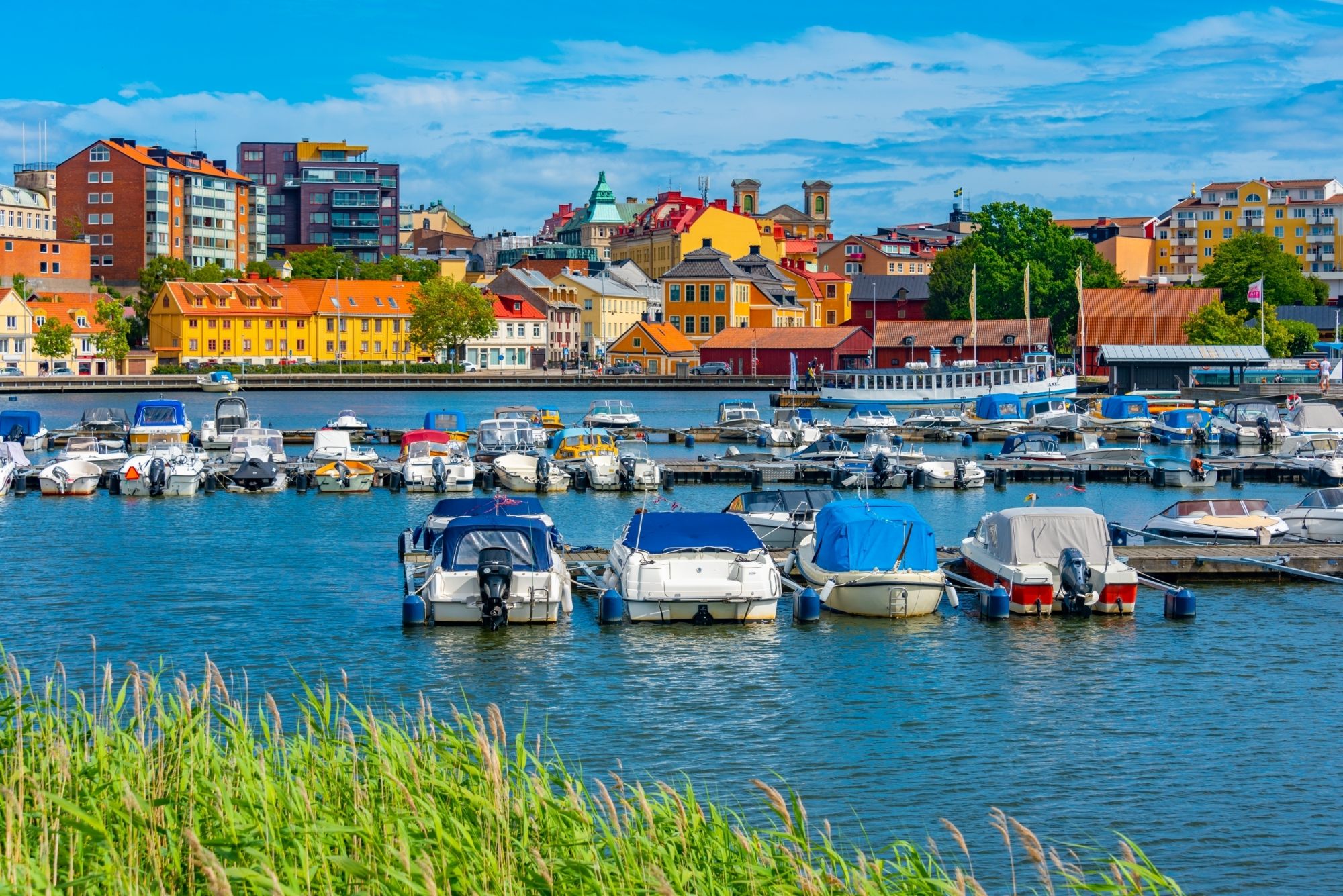 Karlskrona byder på smukke omgivelser, hvor historiske bygninger møder havet og skærgården